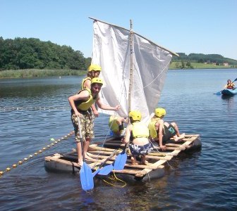 Floßbau und Floßfahrt bei der Klassenfahrt ins Allgäu